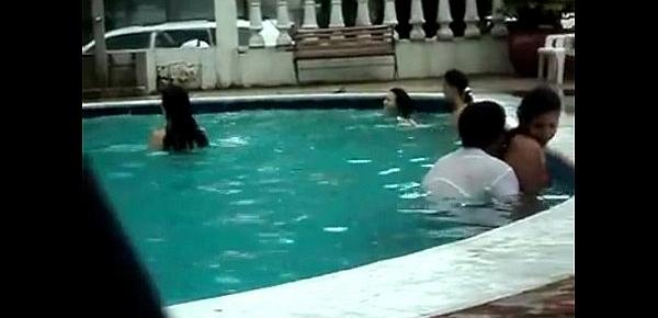  Esposa novinha putinha safadinha trepando na piscina